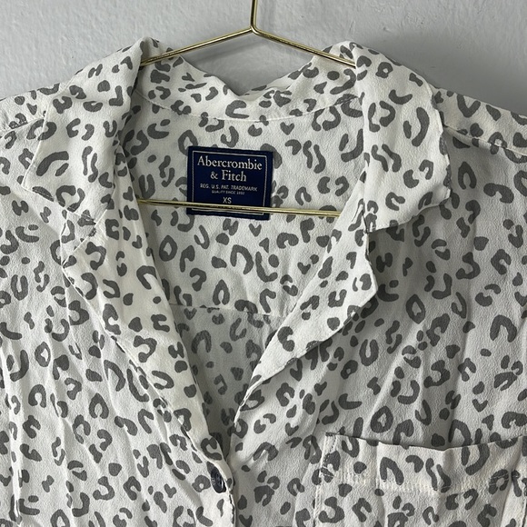 Abercrombie & Fitch White Snow Leopard Cropped Shirt - Picture 4 of 9